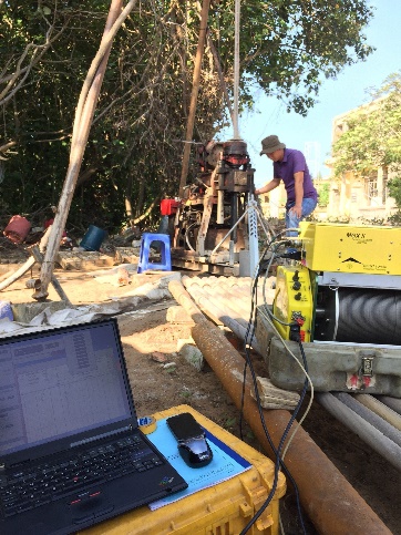 Thiết bị và cán bộ đo karota tại lỗ khoan