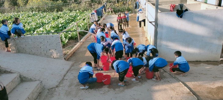 Trẻ em tập trung quanh khu vực có nước chảy tại công trình